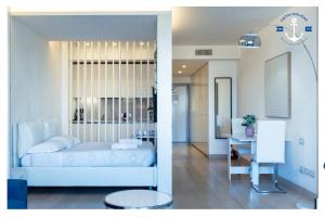 um quarto com uma cama e uma sala de estar em Eurosky Nine View em Roma