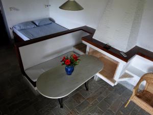 ペルディカにあるTo Spitaki Houseのテーブルとベッド付きの小さな部屋