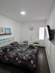 1 dormitorio con 1 cama y TV. en A 10 min de la playa y con excelentes zonas comunes, en Benalmádena