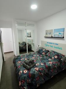un dormitorio con una cama con un cartel que dice que nos negamos a era vino suyo en A 10 min de la playa y con excelentes zonas comunes, en Benalmádena