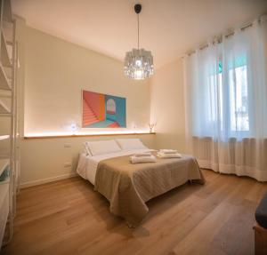 佛羅倫斯的住宿－Le robbiane 44 - 46，一间卧室配有一张床,上面有两条毛巾