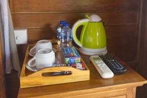 - une table avec télécommande et une bouteille d'eau dans l'établissement SS Pangket Bungalow, à Nusa Penida