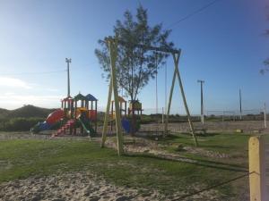 un parque con parque infantil con tobogán en Casa ampla a 50metros do mar, en Balneário Barra do Sul