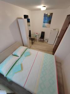 um quarto com uma cama e uma mesa num quarto em Rooms Neda em Izola