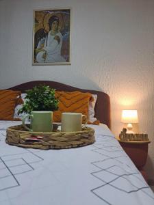 Kostolac的住宿－Apartment White Angel，床上的托盘,上面有两杯画