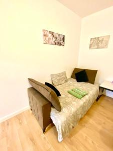A bed or beds in a room at One Bedroom Apartment In Ealing London