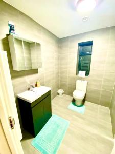 a bathroom with a sink and a toilet in it at One Bedroom Apartment In Ealing London in Ealing