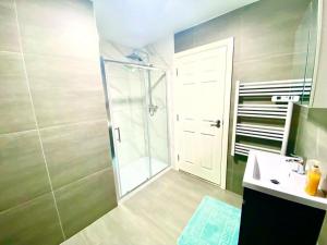 a bathroom with a shower and a sink at One Bedroom Apartment In Ealing London in Ealing