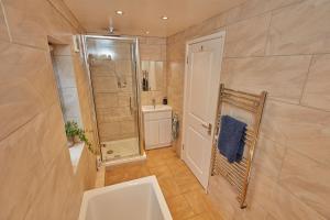 a bathroom with a shower and a sink and a toilet at Mews house in the centre of Henley-on-Thames in Henley on Thames