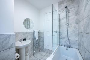 Koupelna v ubytování *RA60G* For your most relaxed & Cosy stay + Free Parking + Free Fast WiFi *
