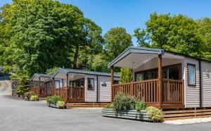 波特马多克Aberdunant Hall Holiday Park的停在停车场的一排移动房屋