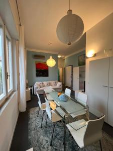 un salon avec une table, des chaises et un canapé dans l'établissement La Terrasse - Appartamento L'Orso, Terazzo vista mare, à La Maddalena