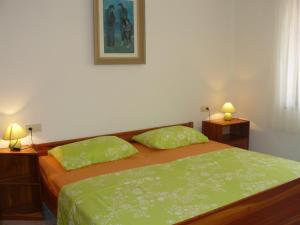 1 Schlafzimmer mit 2 Betten mit grüner Bettwäsche und 2 Lampen in der Unterkunft DINO A6 in Novigrad Istria