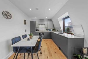 - une cuisine et une salle à manger avec une table et des chaises dans l'établissement Serviced Apt in central London LR3, à Londres