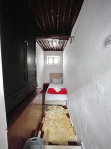 Riad Yamna في الرباط: غرفة صغيرة بها سرير ونافذة