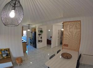 BORD DE PLAGE LÔNES BONNEGRACE, PORT de SANARY SUR MER في ساناري سور مير: غرفة معيشة كبيرة بسقف أبيض وطاولة