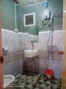 ein Bad mit einem Waschbecken und einem WC in der Unterkunft Couple Room Pink RODE WAY HOUSE SPACE RENTAL in Pico