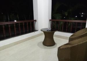 Namsai的住宿－Chet Residency Namsai，客厅配有椅子和桌子