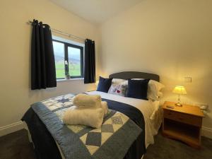 1 dormitorio con 1 cama y ventana en Langrigg Cottage en Portinscale