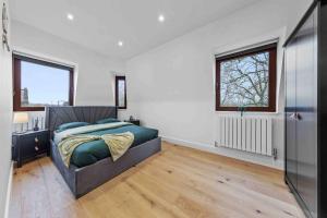 a large bedroom with a bed and a window at Sleep6 near Tower Bridge Central london LR4 in London