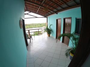 - une vue sur une terrasse couverte avec vue sur l'eau dans l'établissement Pousada Vida Nova Barreirinhas MA, à Barreirinhas