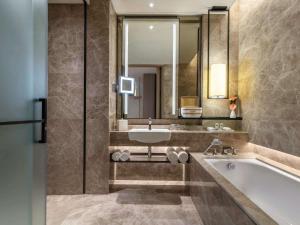 Sofitel Singapore City Centre的一间浴室