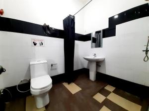 łazienka z toaletą i umywalką w obiekcie Sapu's Mountain breeze Nuwara Eliya w mieście Nuwara Eliya