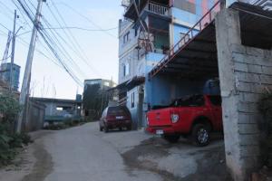 czerwona ciężarówka zaparkowana obok budynku w obiekcie Couple room blue RODEWAY HOUSE SPACE RENTAL w mieście Pico