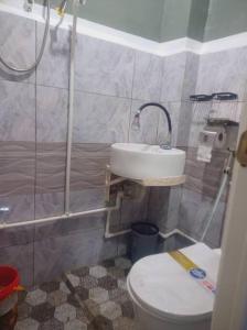 W łazience znajduje się toaleta, umywalka i prysznic. w obiekcie Couple room blue RODEWAY HOUSE SPACE RENTAL w mieście Pico