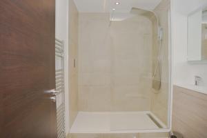 La salle de bains est pourvue d'une douche avec une porte en verre. dans l'établissement Stylish, 2-bedroom flat, Central Southend Flat, 11th floor, à Southend-on-Sea