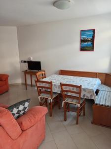 un salon avec une table, des chaises et un canapé dans l'établissement Ciasa del Faure, à Pozza di Fassa 6 autres photos