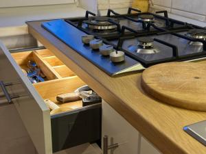 een kookplaat in een keuken met een blauw aanrecht bij Azuga Apartament Super View & Ski in Azuga