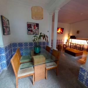 un salon avec une table en verre et des chaises dans l'établissement Raridade! Mansão espetacular em Botafogo., à Rio de Janeiro 17 autres photos