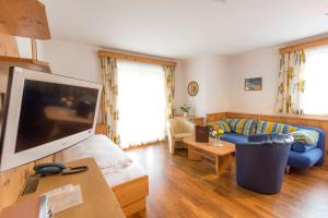 A television and/or entertainment centre at Pension- Appartement Kristall