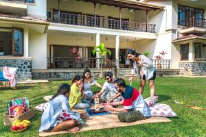 Hosté ubytování SaffronStays Mograa L'Affaire - 5BR pet-friendly villa with private pool, gazebo & lawns near Kankeshwar Temple