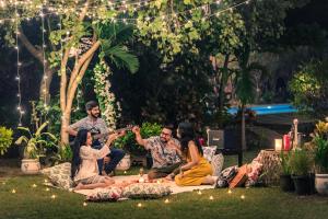 Hosté ubytování SaffronStays Mograa L'Affaire - 5BR pet-friendly villa with private pool, gazebo & lawns near Kankeshwar Temple