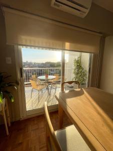 d'une salle à manger avec vue sur une terrasse dotée d'une table. dans l'établissement Great apartment in the heart of Palermo Soho, à Buenos Aires