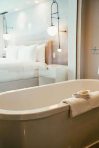 Voodi või voodid majutusasutuse Hotel 1000, LXR Hotels & Resorts toas