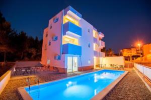 Bazén v ubytování Apartments Podstrana with shared Pool nebo v jeho okolí