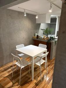 een witte tafel en stoelen in een keuken bij Style Lab北千住 in Tokyo