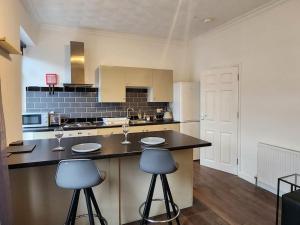 Ett kök eller pentry på Double King Bed Central Apartment by Property Promise