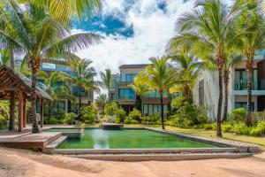 Πισίνα στο ή κοντά στο Stunning Belle Mare luxury Beachfront Apartment