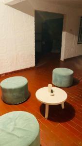twee poeven en een salontafel in een kamer bij Casa Loquillo in Punta Hermosa