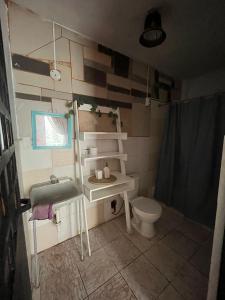 een kleine badkamer met een wastafel en een toilet bij Casa Loquillo in Punta Hermosa