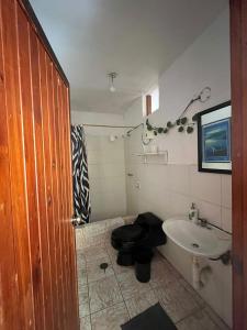 een badkamer met een toilet en een wastafel bij Casa Loquillo in Punta Hermosa