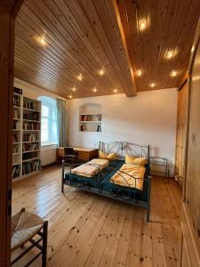 a bedroom with a bed and a wooden ceiling at Gwuni's Farm in Geithain
