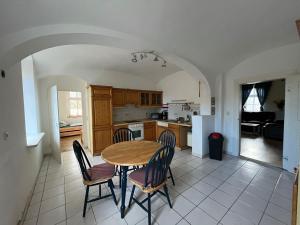een keuken en eetkamer met een tafel en stoelen bij Gwuni's Farm in Geithain