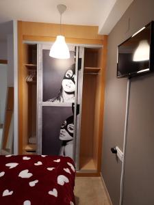 Piso Vinaros في فيناروس: غرفة نوم بحائط مع صورة للقناع