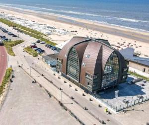 オーフェルフェーンにあるCala Bassa Beach Boutique Apartments - Sea Viewの浜辺の建物