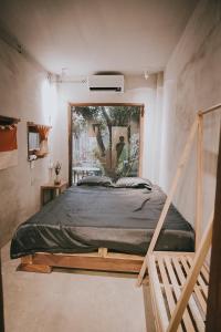 um quarto com uma cama com um quadro na parede em Thoai Mai House Phan Thiết em Ấp Bình Hưng